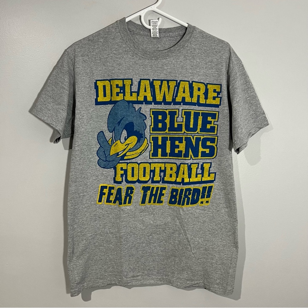 Delaware Fightin Blue Hens Football Gray Yellow Short Sleeve T-Shirt Mens Medium